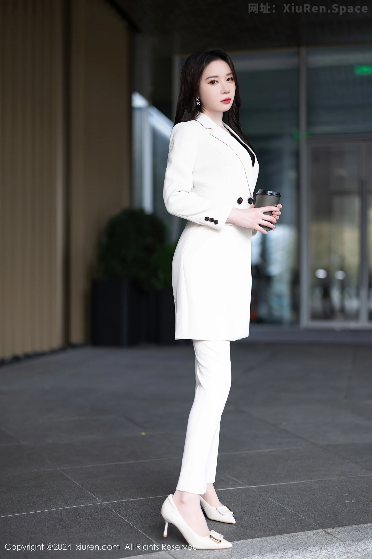 图片[4]-[XiuRen秀人网]VOL.8354 模特梦心玥性感白色套装露黑色轻透内衣配超薄肉丝迷人诱惑写真90P-秀人网官方网站